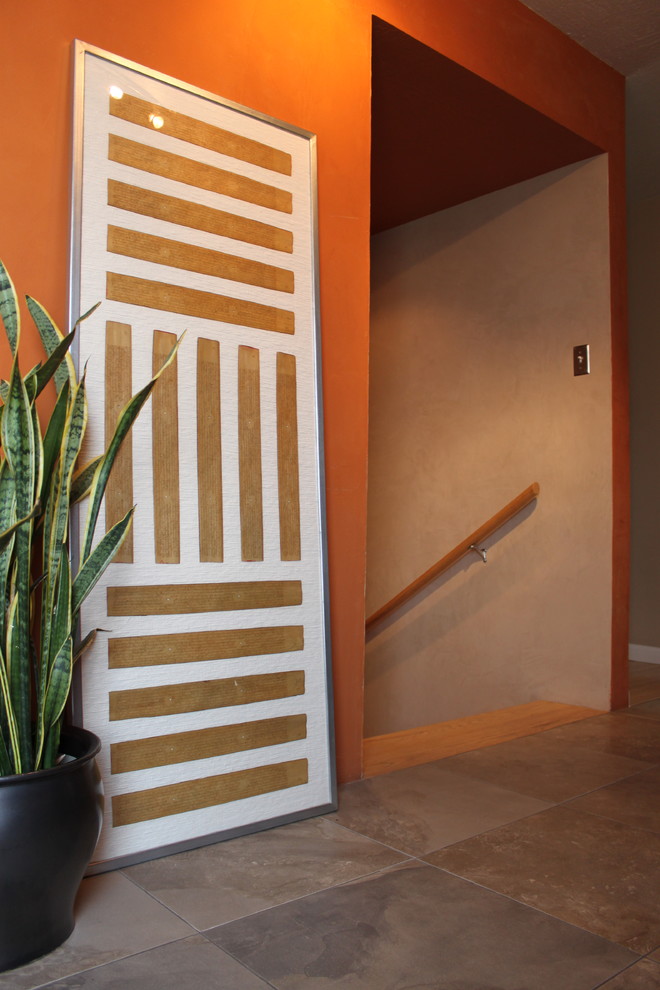 Пример оригинального дизайна: коридор в стиле модернизм с оранжевыми стенами и полом из известняка