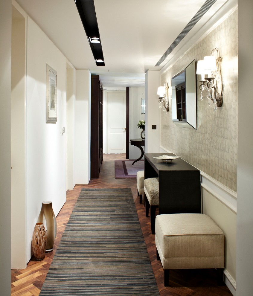 Идея дизайна: коридор среднего размера в современном стиле с бежевыми стенами и паркетным полом среднего тона
