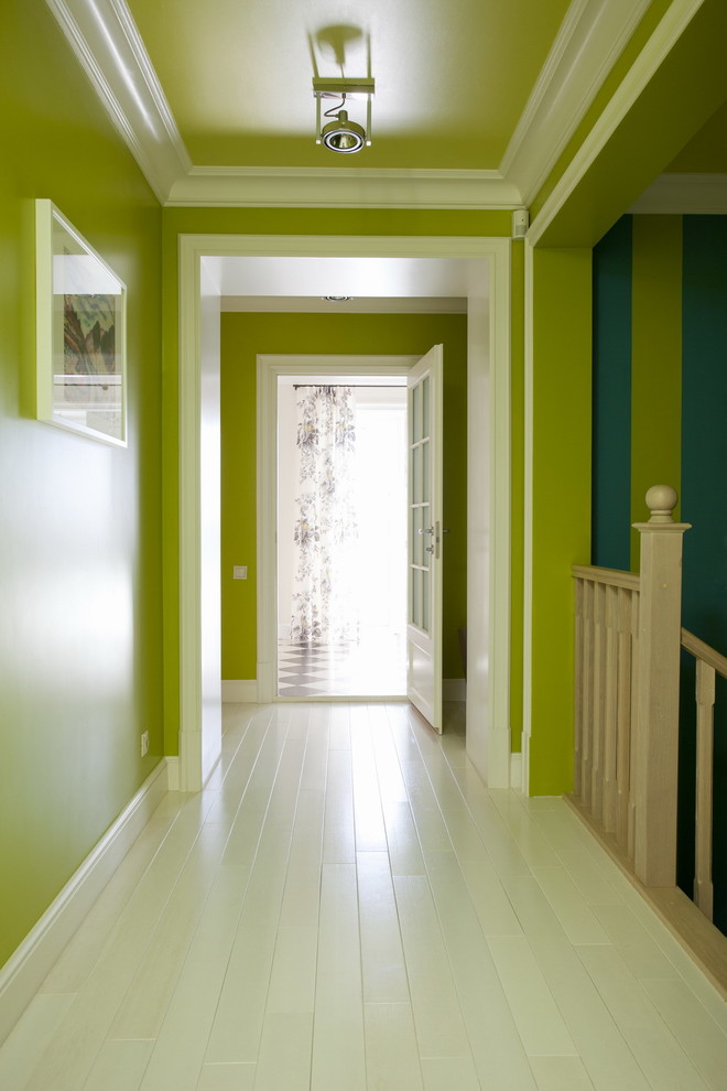 Immagine di un ingresso o corridoio minimal di medie dimensioni con pareti verdi, parquet chiaro e pavimento bianco