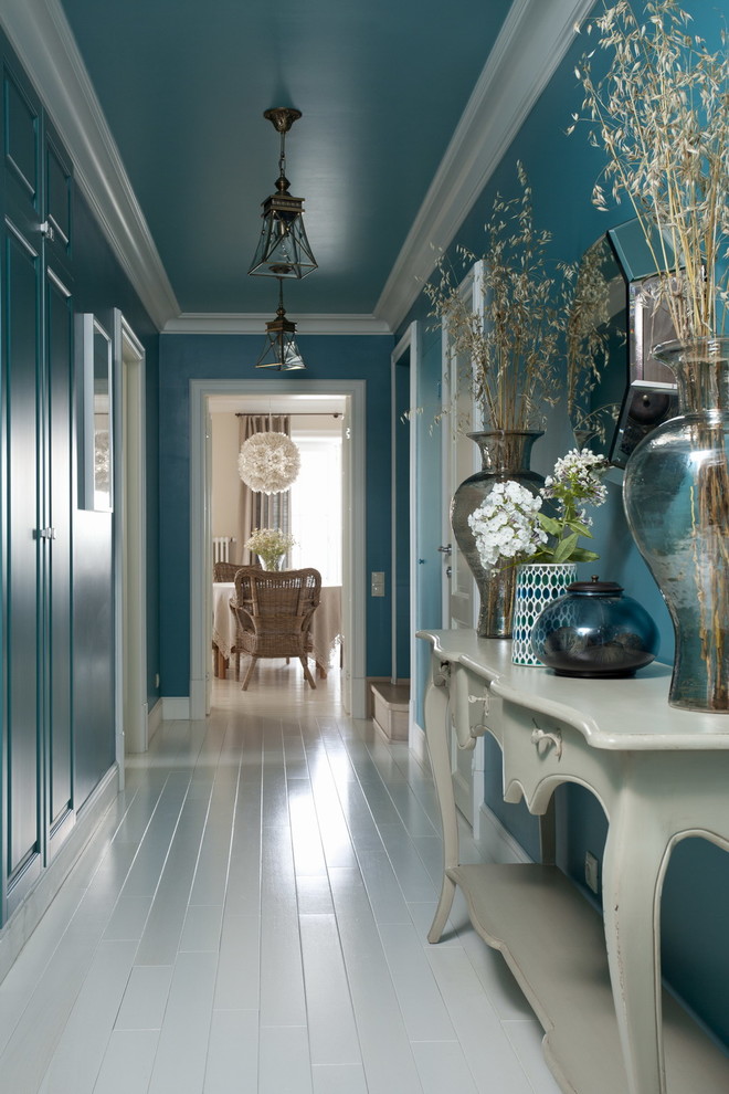 Foto di un ingresso o corridoio classico di medie dimensioni con pareti blu, pavimento bianco e pavimento in legno verniciato