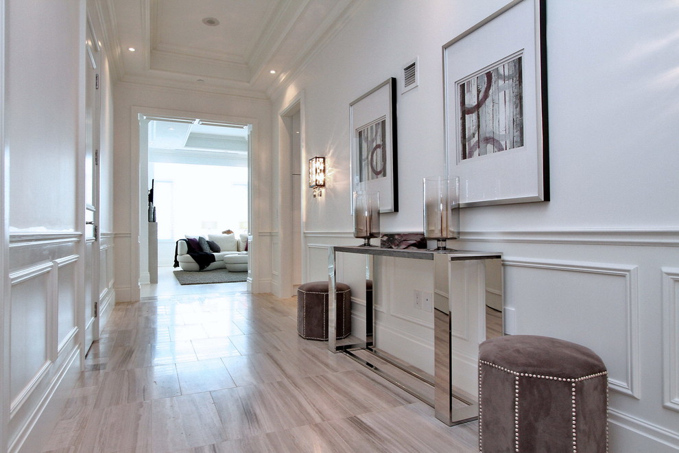 Idée de décoration pour un couloir tradition de taille moyenne avec un mur blanc, parquet clair et un sol gris.