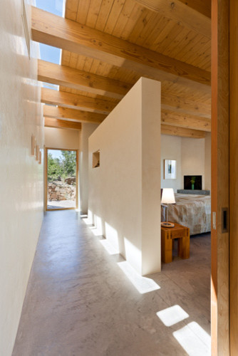 На фото: коридор среднего размера в стиле фьюжн с бежевыми стенами и бетонным полом