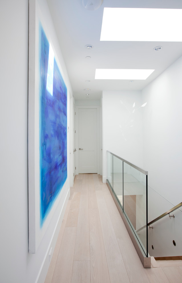 Foto di un ingresso o corridoio minimal di medie dimensioni con pareti bianche e parquet chiaro