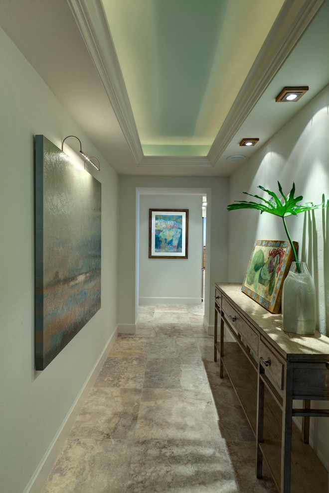Стильный дизайн: коридор: освещение в морском стиле с серыми стенами - последний тренд