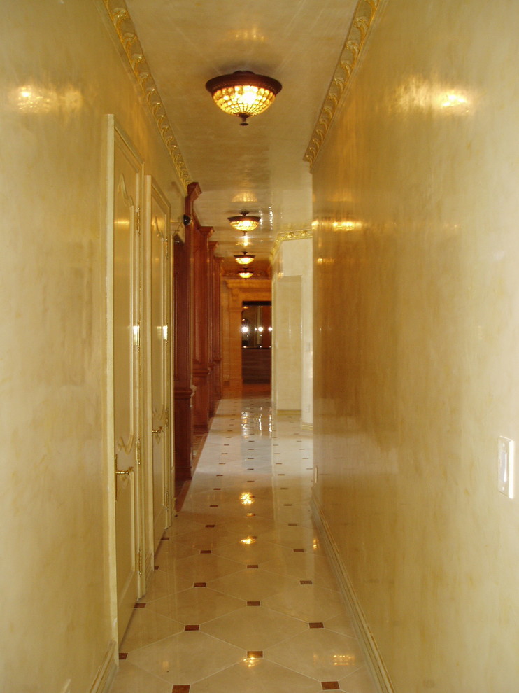 Exemple d'un grand couloir victorien avec un mur jaune et un sol en carrelage de porcelaine.