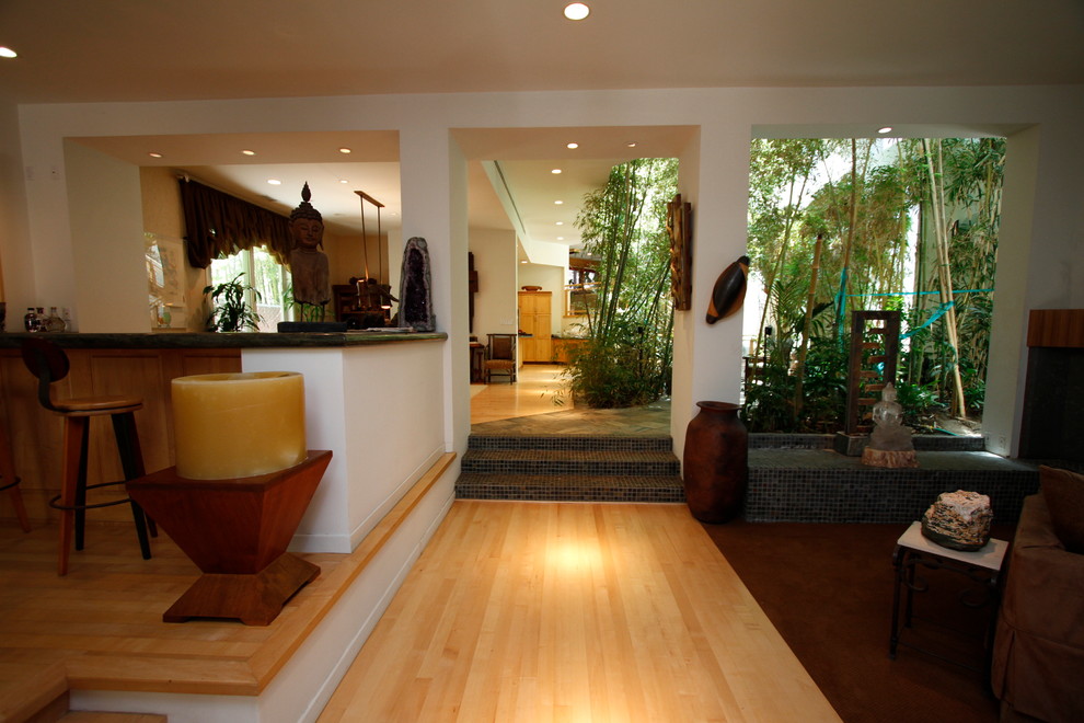 Imagen de recibidores y pasillos asiáticos grandes con paredes blancas y suelo de bambú