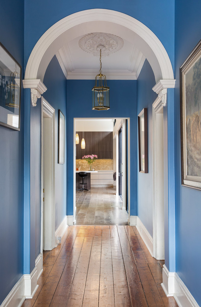メルボルンにある中くらいなトラディショナルスタイルのおしゃれな廊下 (青い壁、無垢フローリング) の写真