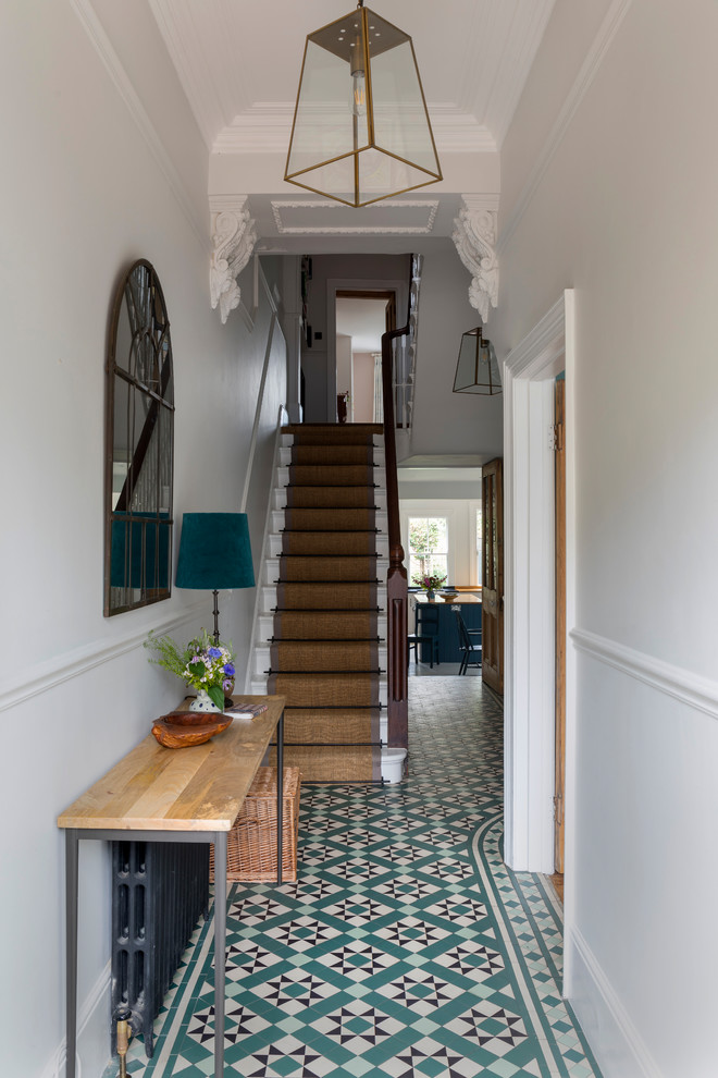 Idéer för mellanstora vintage hallar, med vita väggar, klinkergolv i keramik och flerfärgat golv