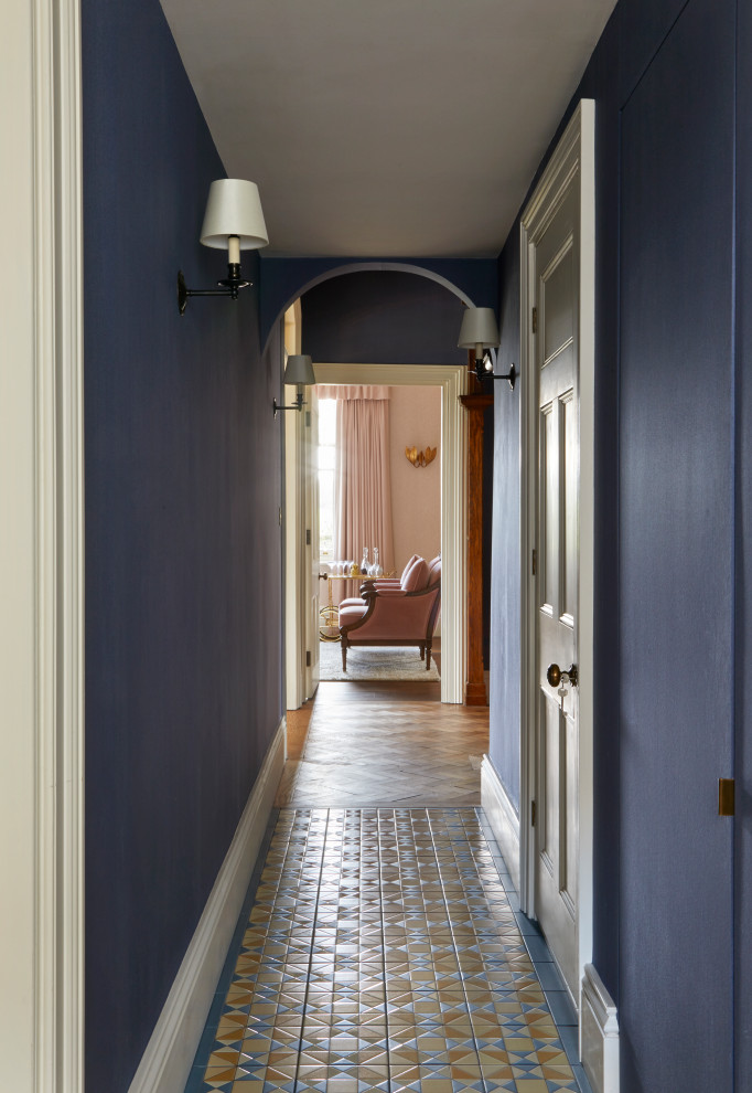 Стильный дизайн: коридор среднего размера в стиле кантри с синими стенами, полом из керамической плитки, синим полом и обоями на стенах - последний тренд