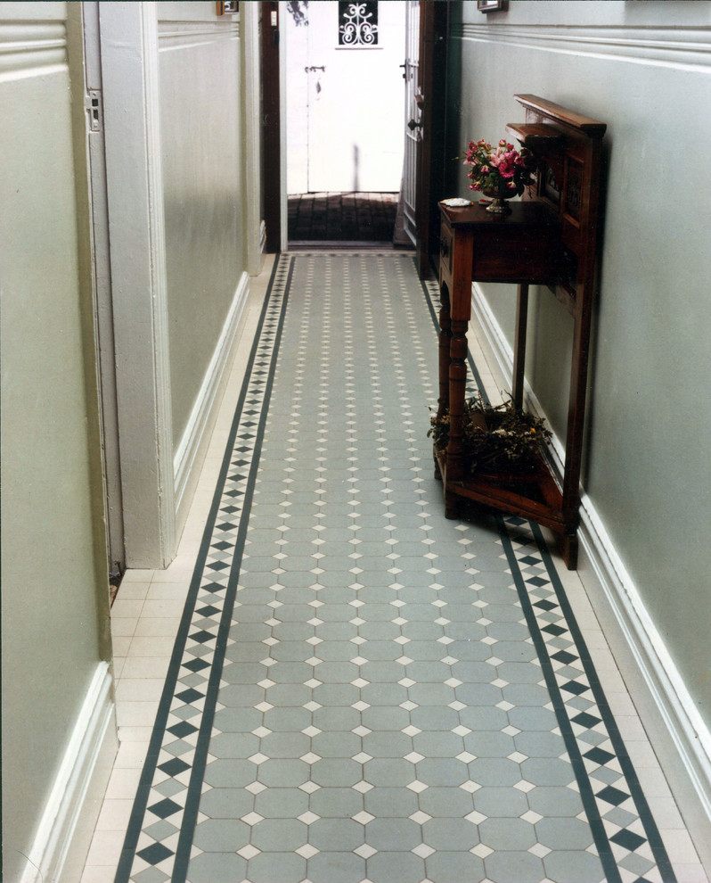 Immagine di un ingresso o corridoio vittoriano con pavimento in gres porcellanato