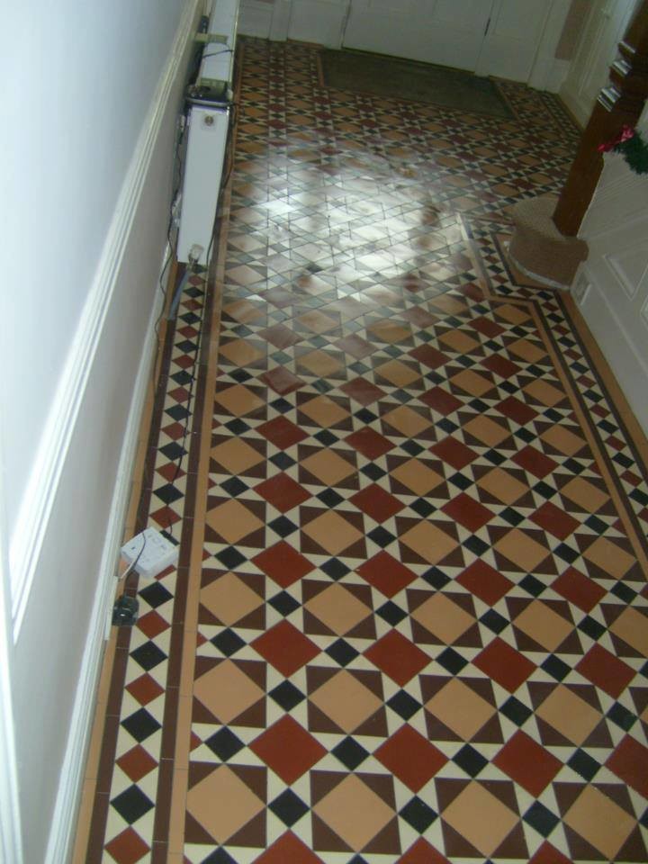 Foto di un ingresso o corridoio vittoriano con pavimento in gres porcellanato