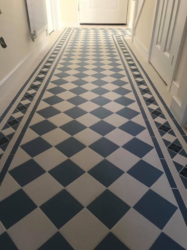 Свежая идея для дизайна: коридор среднего размера в викторианском стиле с полом из керамогранита - отличное фото интерьера