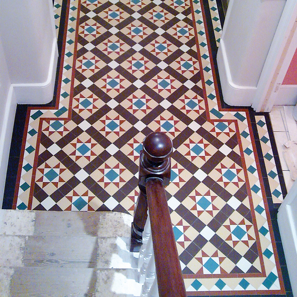 На фото: коридор в викторианском стиле с полом из керамической плитки с