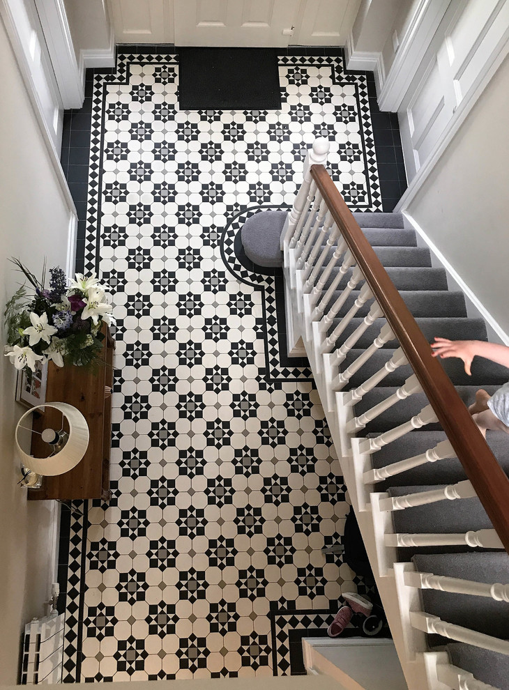Источник вдохновения для домашнего уюта: коридор в викторианском стиле с полом из керамической плитки и разноцветным полом