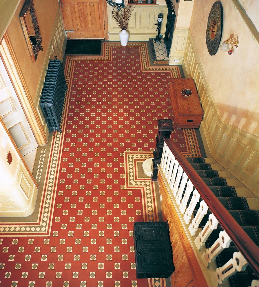Стильный дизайн: лестница среднего размера в викторианском стиле - последний тренд