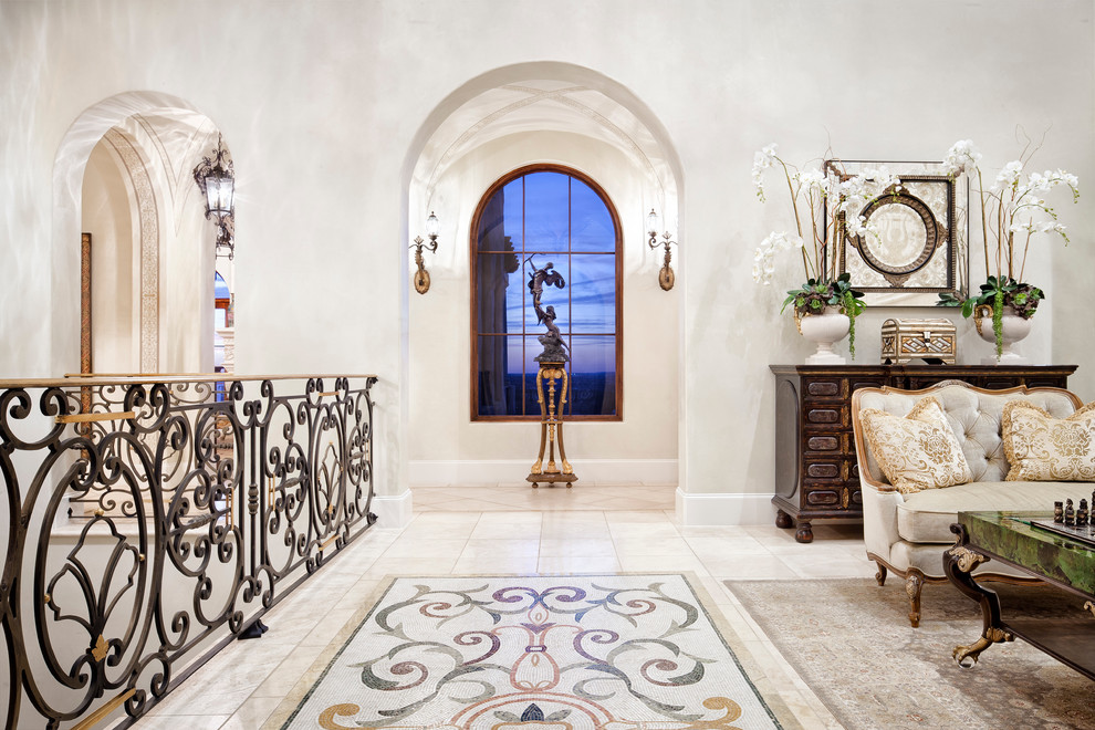 Источник вдохновения для домашнего уюта: коридор в средиземноморском стиле с белыми стенами