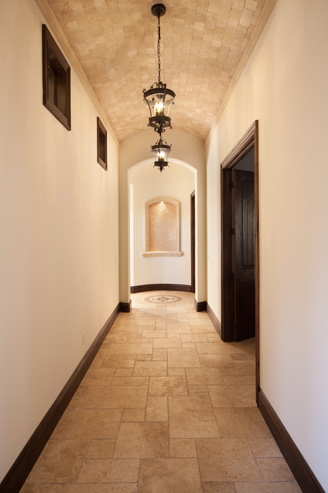 Пример оригинального дизайна: коридор среднего размера в средиземноморском стиле с бежевыми стенами и полом из травертина