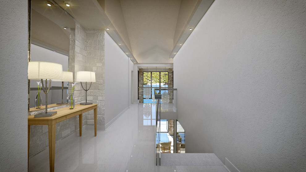 Идея дизайна: коридор в современном стиле с белыми стенами и мраморным полом
