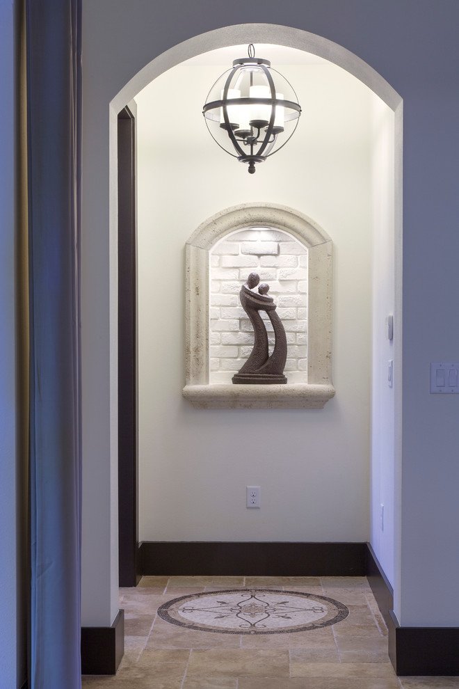 Источник вдохновения для домашнего уюта: коридор среднего размера в современном стиле с белыми стенами и полом из травертина