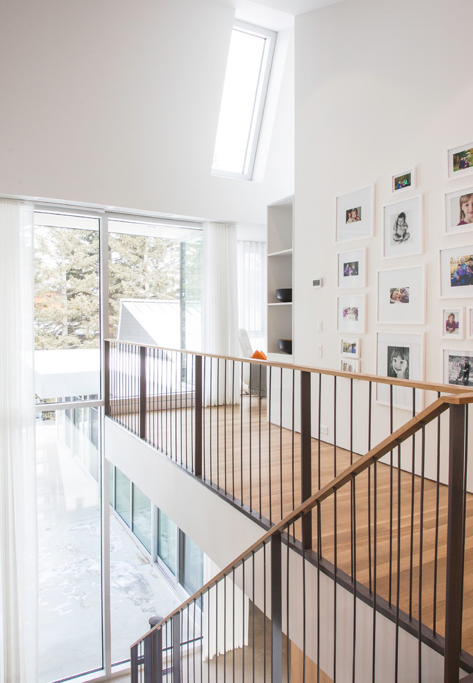 Источник вдохновения для домашнего уюта: большой коридор в стиле модернизм