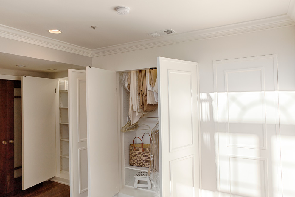 На фото: коридор среднего размера: освещение в классическом стиле с белыми стенами, светлым паркетным полом и коричневым полом с