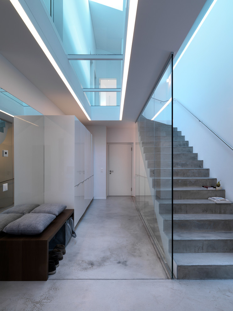 Inspiration pour un couloir design avec sol en béton ciré.