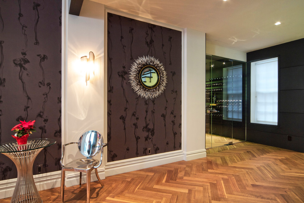 Imagen de recibidores y pasillos minimalistas de tamaño medio con paredes negras y suelo de madera en tonos medios