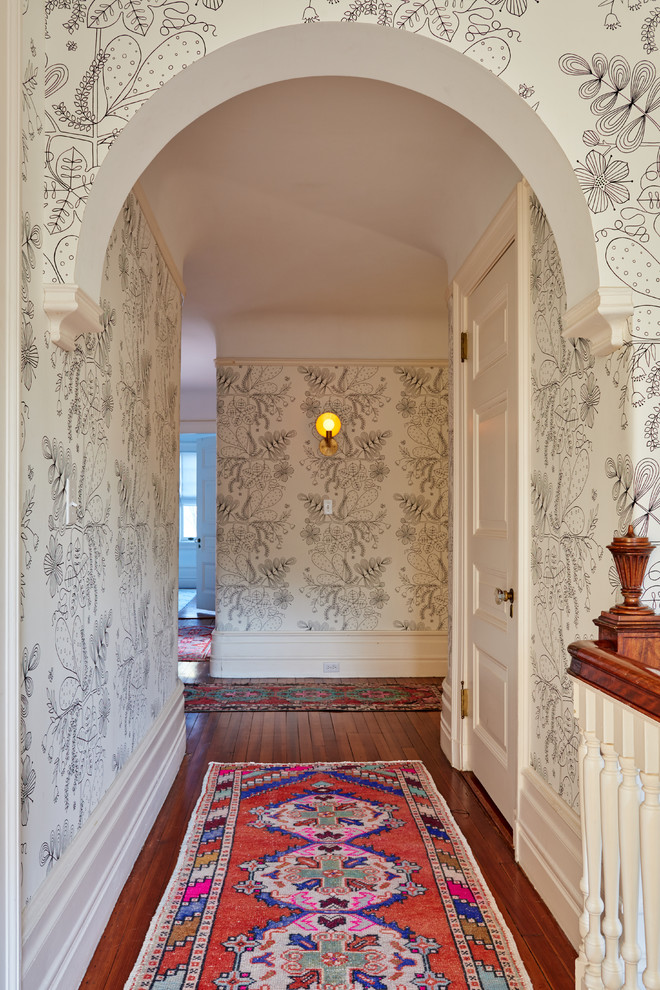 На фото: коридор в стиле неоклассика (современная классика) с разноцветными стенами, темным паркетным полом и коричневым полом