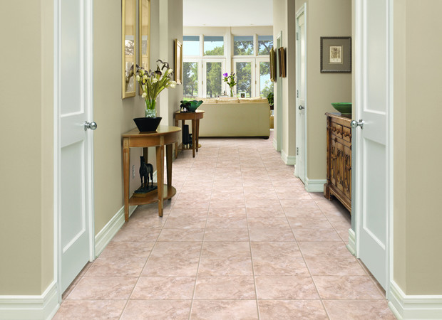 На фото: коридор среднего размера в классическом стиле с бежевыми стенами, полом из керамической плитки и розовым полом