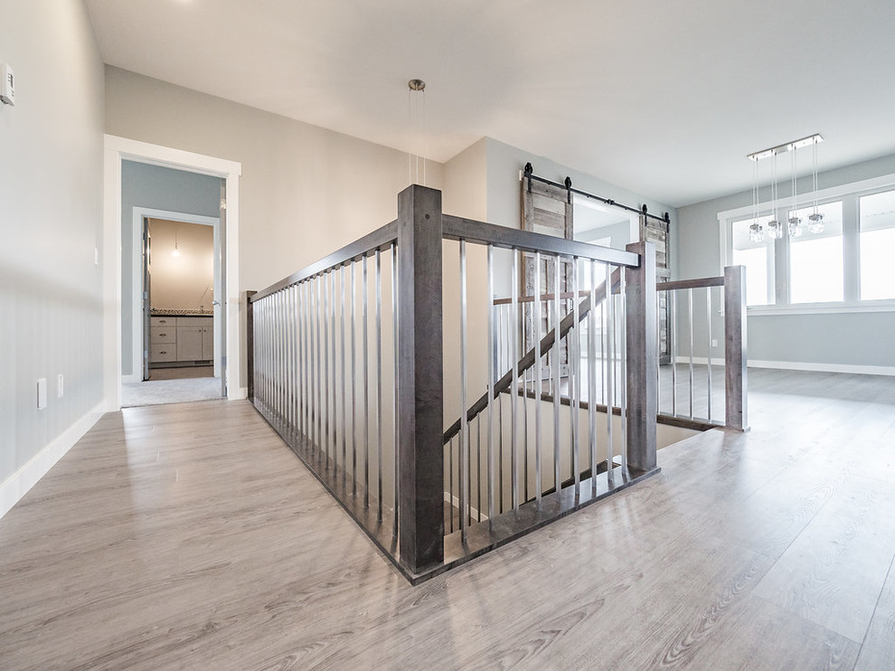 Источник вдохновения для домашнего уюта: коридор среднего размера в стиле шебби-шик с серыми стенами и серым полом