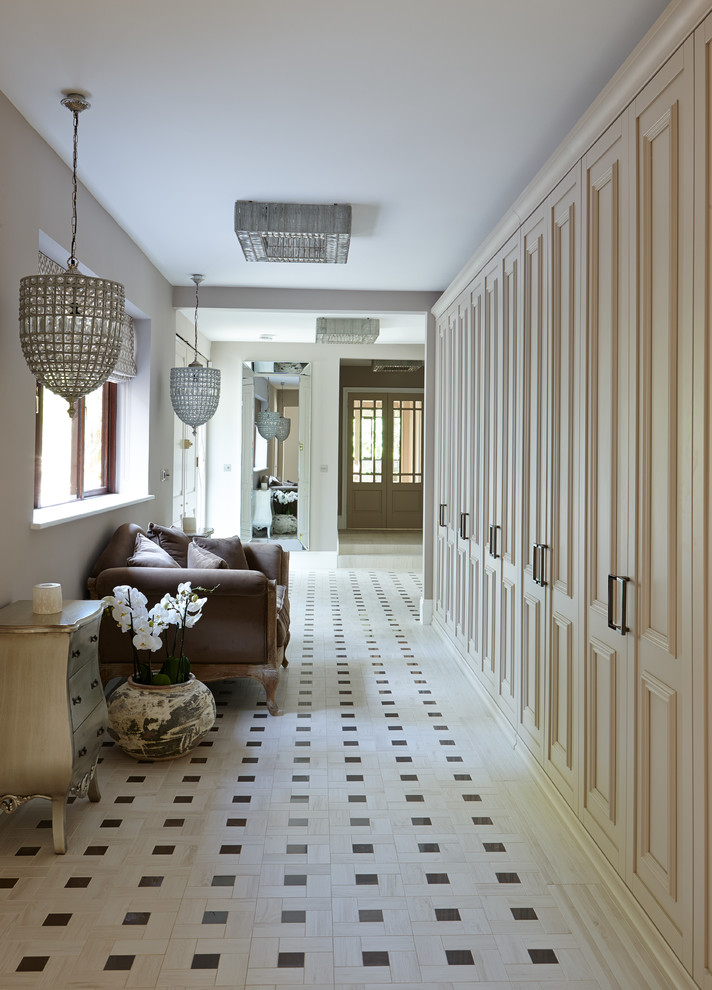 Idee per un ingresso o corridoio vittoriano di medie dimensioni con pareti bianche e pavimento con piastrelle in ceramica
