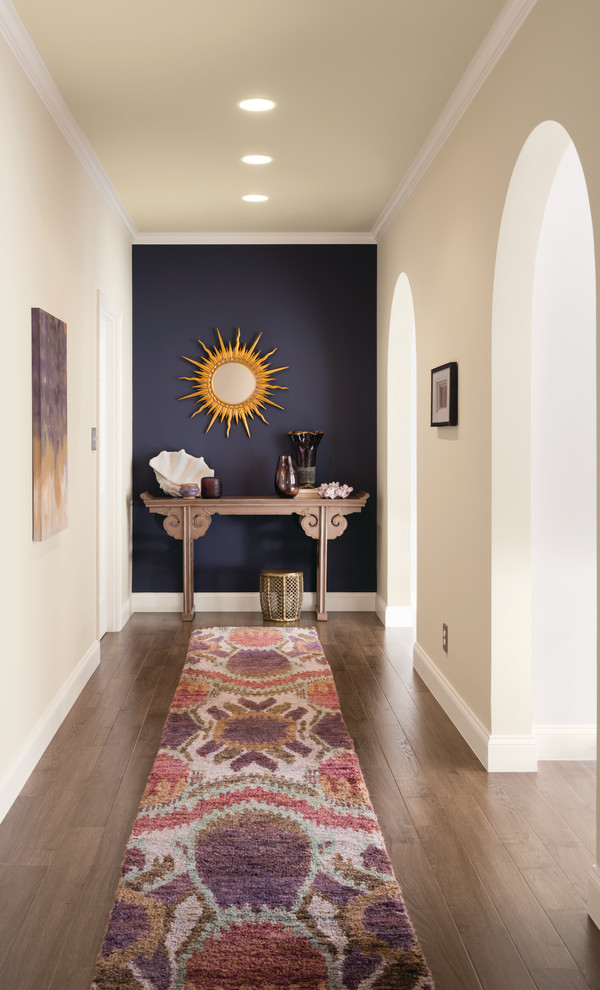 Стильный дизайн: коридор в восточном стиле с синими стенами - последний тренд