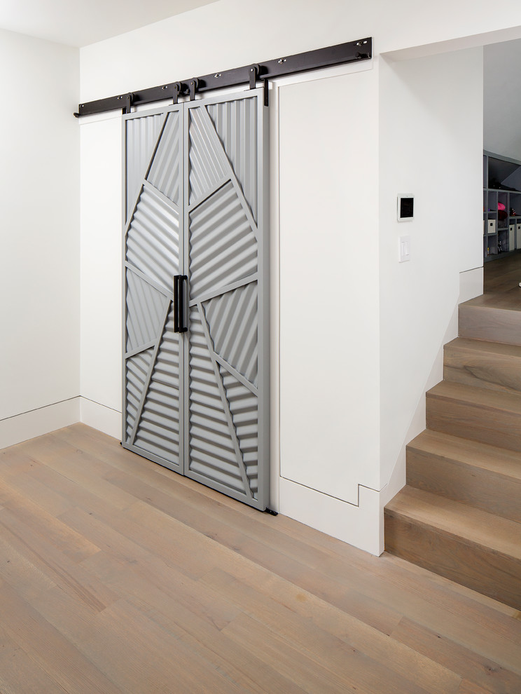 Idee per un grande ingresso o corridoio minimal con pareti bianche, pavimento in legno massello medio e pavimento grigio