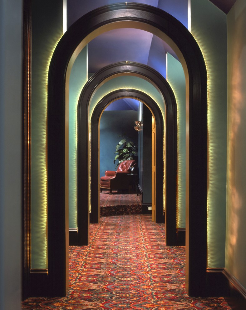 Exemple d'un couloir chic de taille moyenne avec un mur vert, moquette et un sol multicolore.