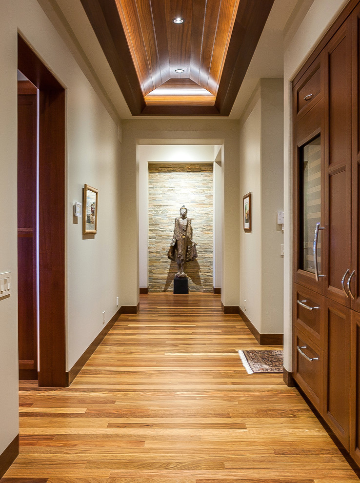 Ispirazione per un ingresso o corridoio tropicale con pavimento in legno massello medio