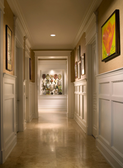 Cette photo montre un couloir tendance de taille moyenne avec un mur beige et un sol en calcaire.