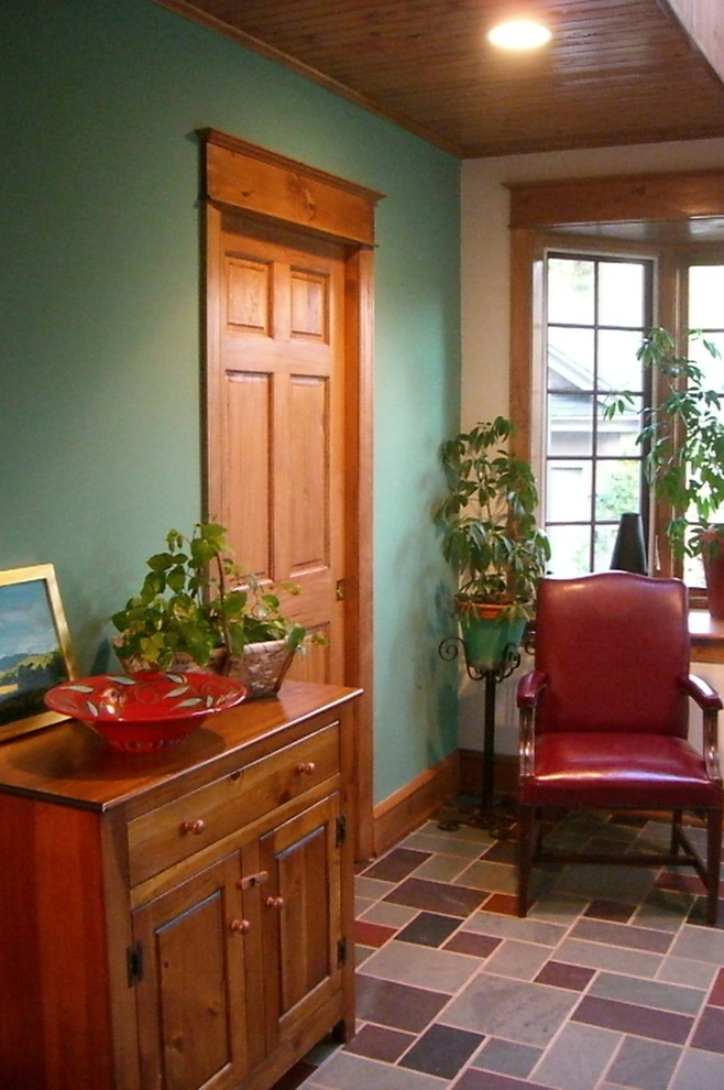 Foto di un piccolo ingresso o corridoio rustico con pareti verdi, pavimento in ardesia e pavimento multicolore
