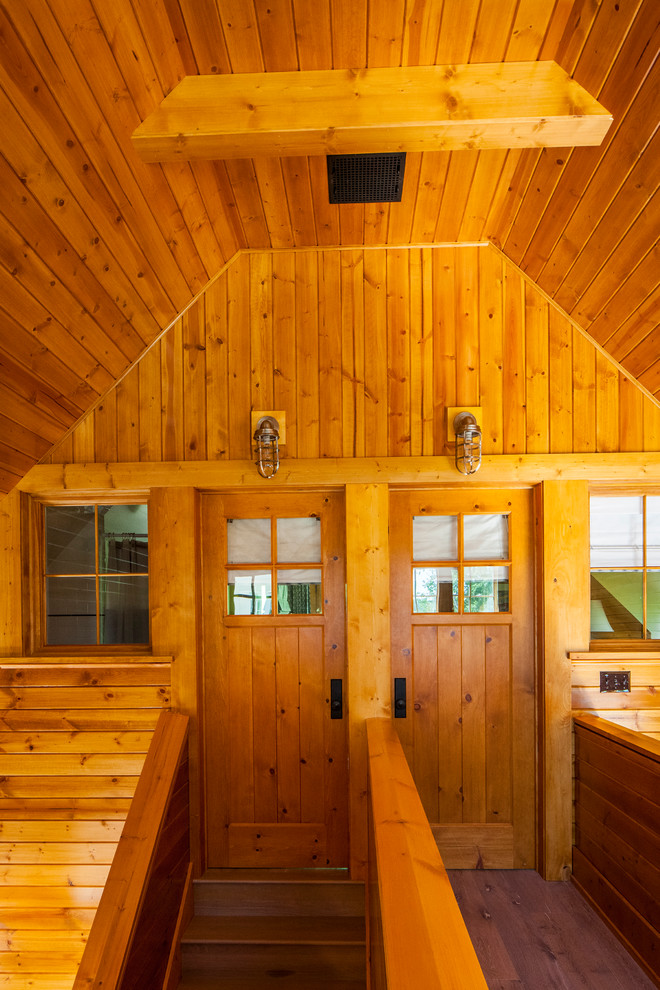 Foto de recibidores y pasillos clásicos de tamaño medio con paredes marrones y suelo de madera en tonos medios