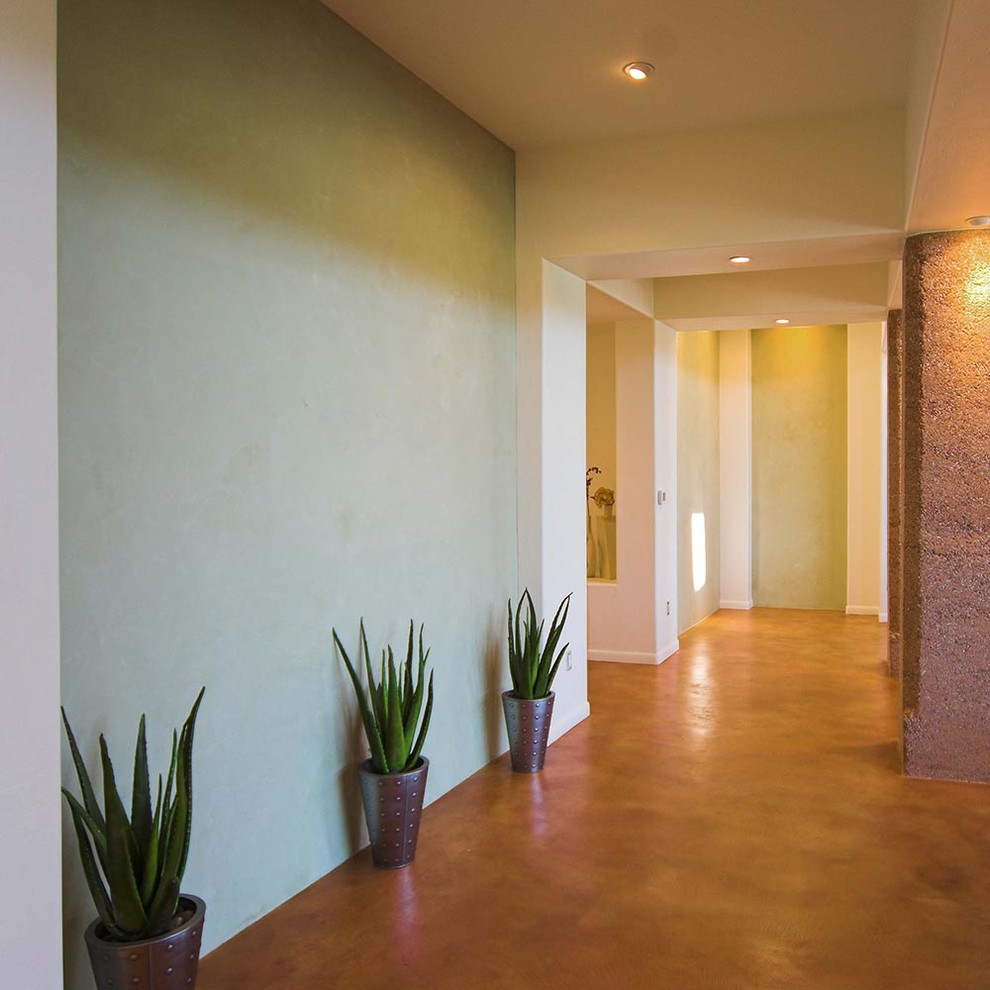 Foto de recibidores y pasillos de estilo americano de tamaño medio con paredes amarillas y suelo de cemento