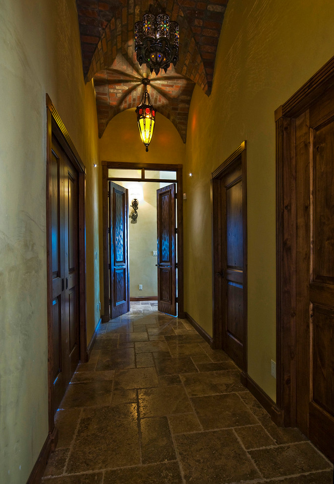 フェニックスにある中くらいなサンタフェスタイルのおしゃれな廊下 (ベージュの壁、ライムストーンの床) の写真