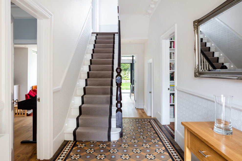 Idee per un ingresso o corridoio classico di medie dimensioni con pareti grigie, pavimento multicolore e pavimento con piastrelle in ceramica