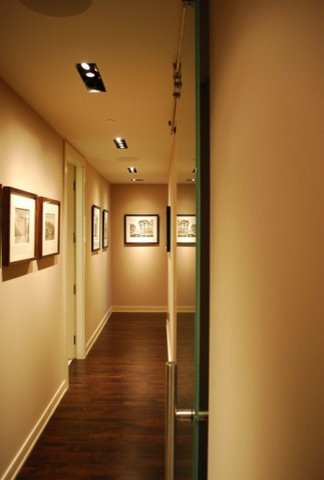 Foto de recibidores y pasillos actuales grandes con paredes beige y suelo de madera oscura