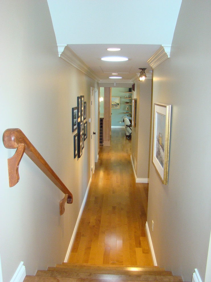 Modelo de recibidores y pasillos clásicos renovados de tamaño medio con paredes beige y suelo de madera en tonos medios