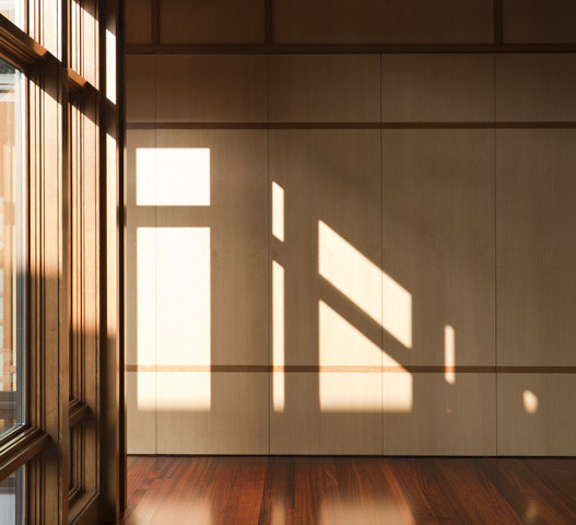Immagine di un ingresso o corridoio minimalista