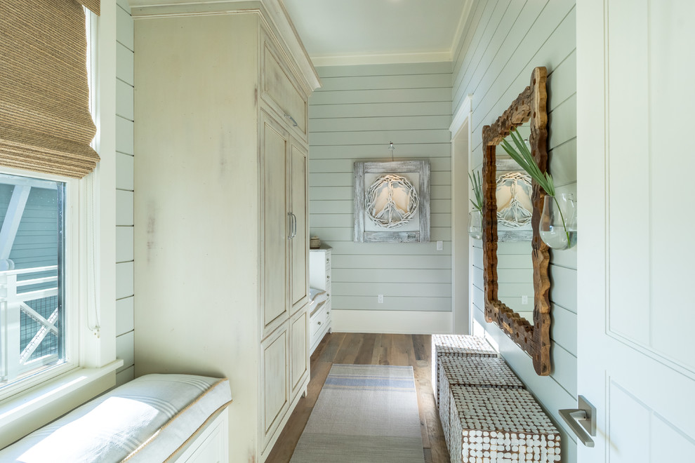 Idées déco pour un couloir bord de mer avec un mur vert, un sol en bois brun et un sol marron.