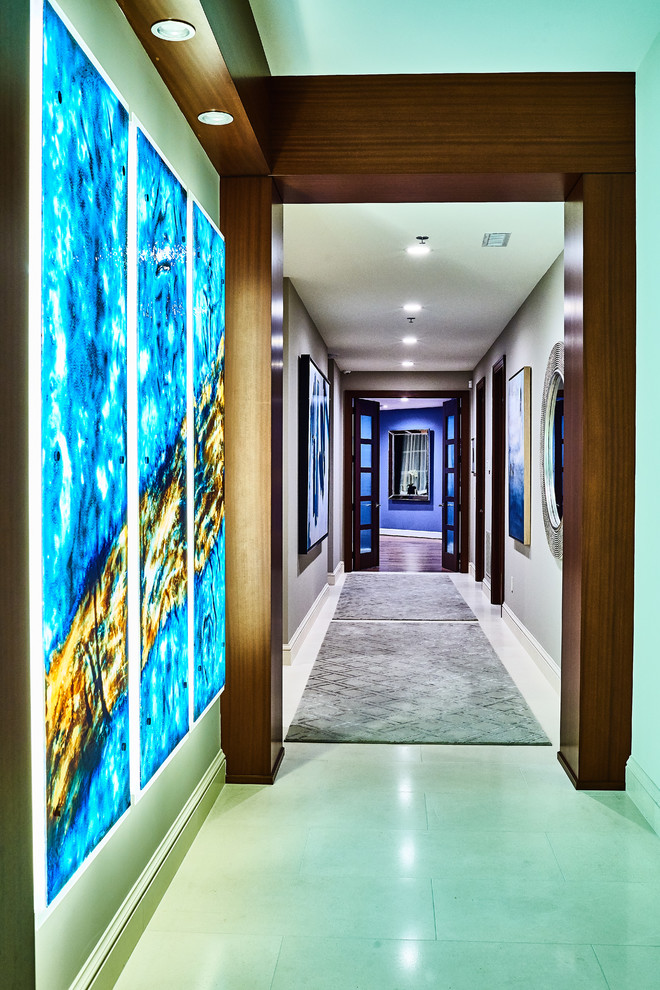 ボルチモアにあるラグジュアリーな巨大なコンテンポラリースタイルのおしゃれな廊下 (ベージュの壁、ベージュの床、ライムストーンの床) の写真