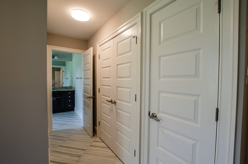 Idee per un piccolo ingresso o corridoio tradizionale con pareti beige, pavimento in laminato e pavimento grigio