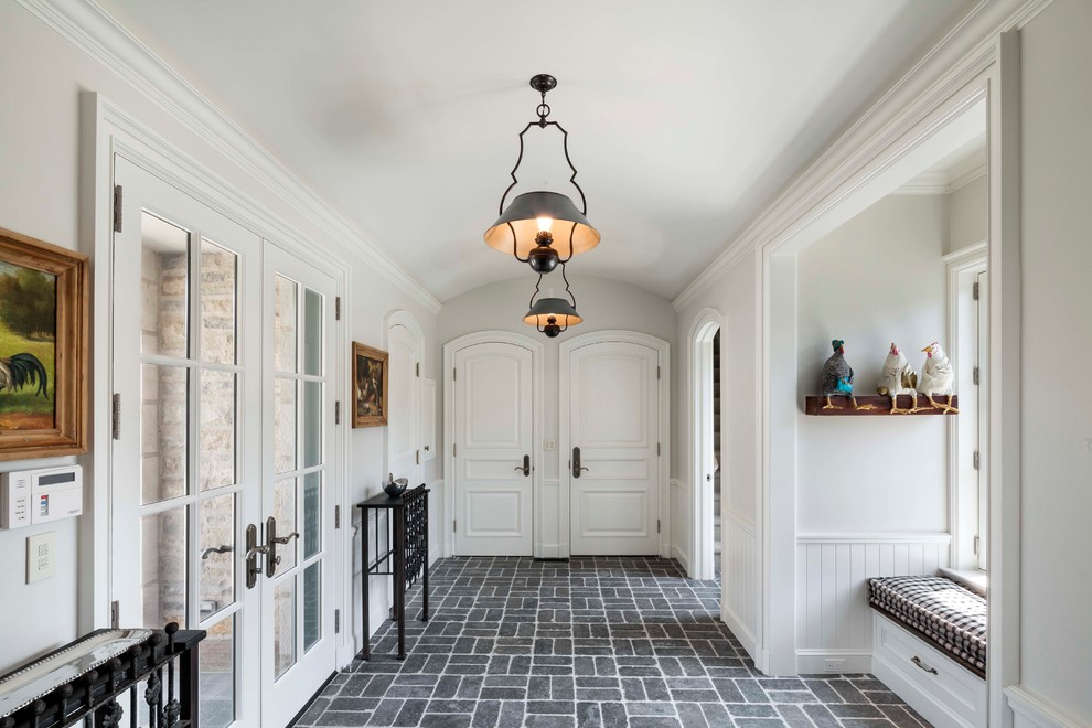Стильный дизайн: коридор среднего размера в стиле фьюжн с белыми стенами, серым полом и полом из известняка - последний тренд