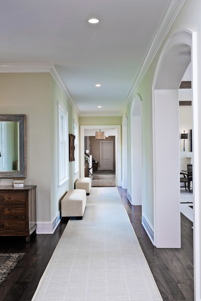 Источник вдохновения для домашнего уюта: большой коридор в стиле неоклассика (современная классика) с белыми стенами, темным паркетным полом и коричневым полом