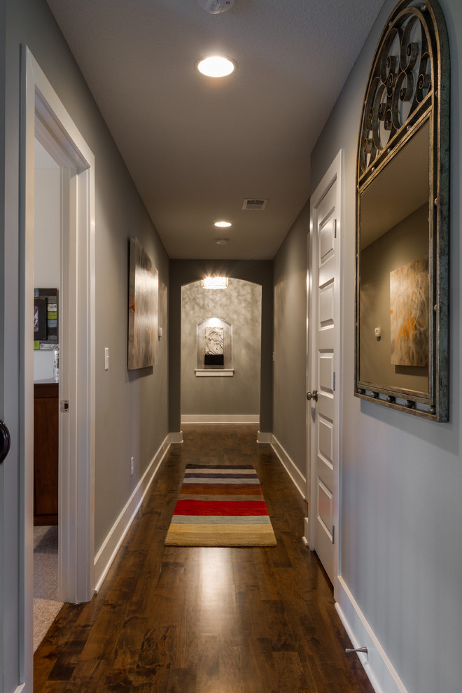 Esempio di un ingresso o corridoio tradizionale di medie dimensioni con pareti grigie, parquet scuro e pavimento marrone
